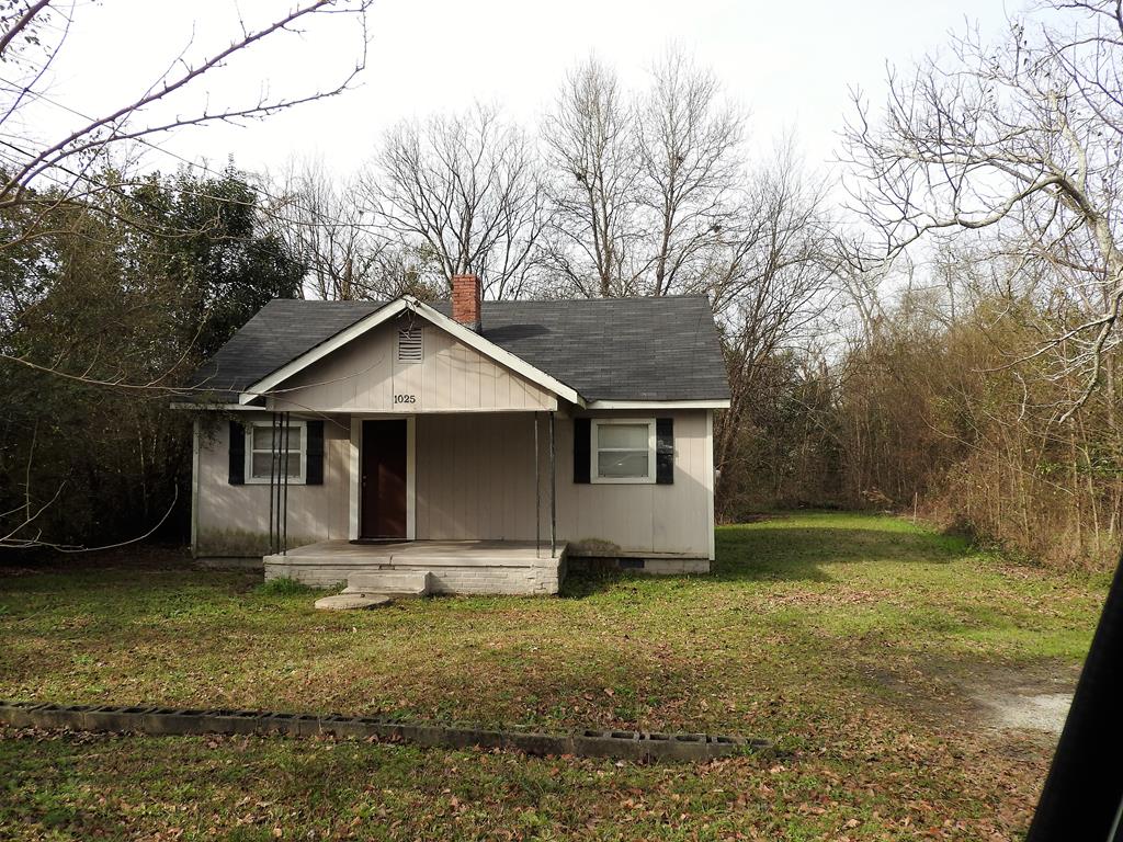 610 32nd Street Columbus, GA 31904 - Photo 3 of 5 a front view of house with yard and trees