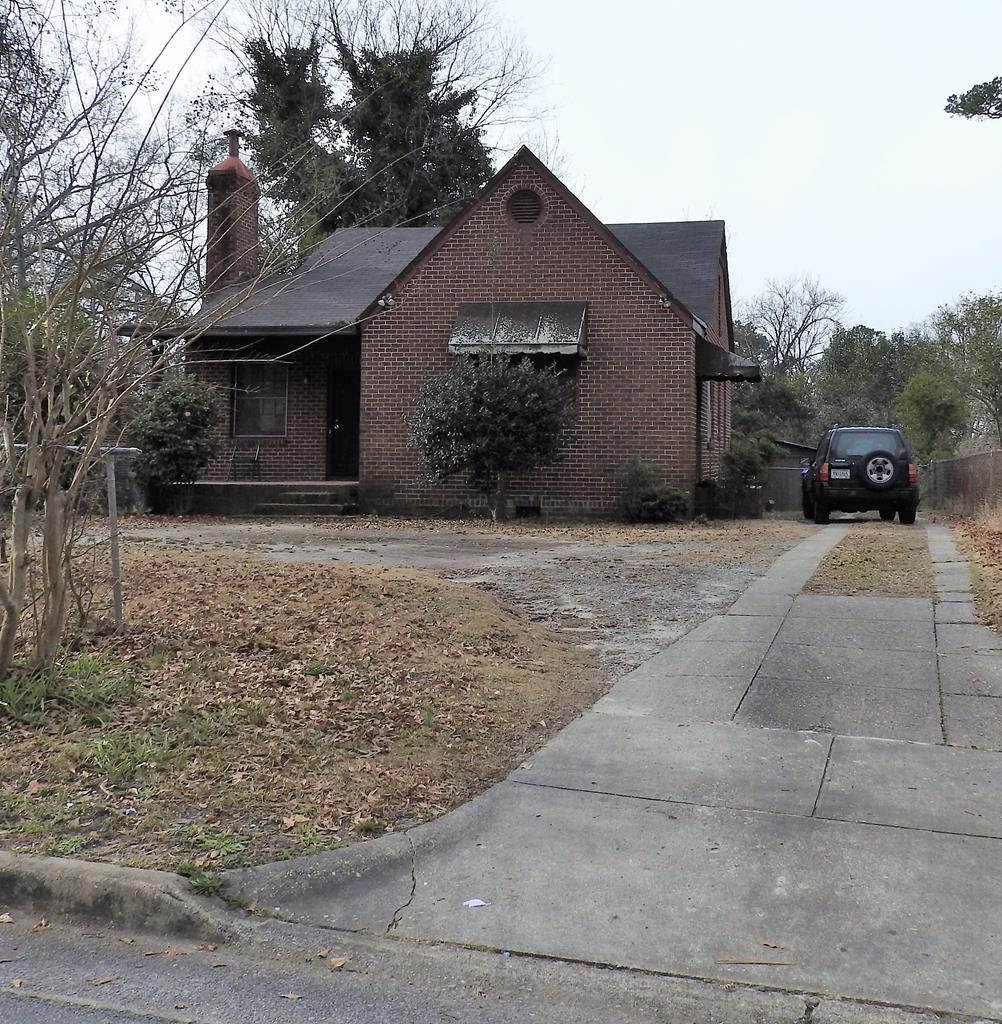 610 32nd Street Columbus, GA 31904 - Photo 4 of 5 a front view of a house with a yard