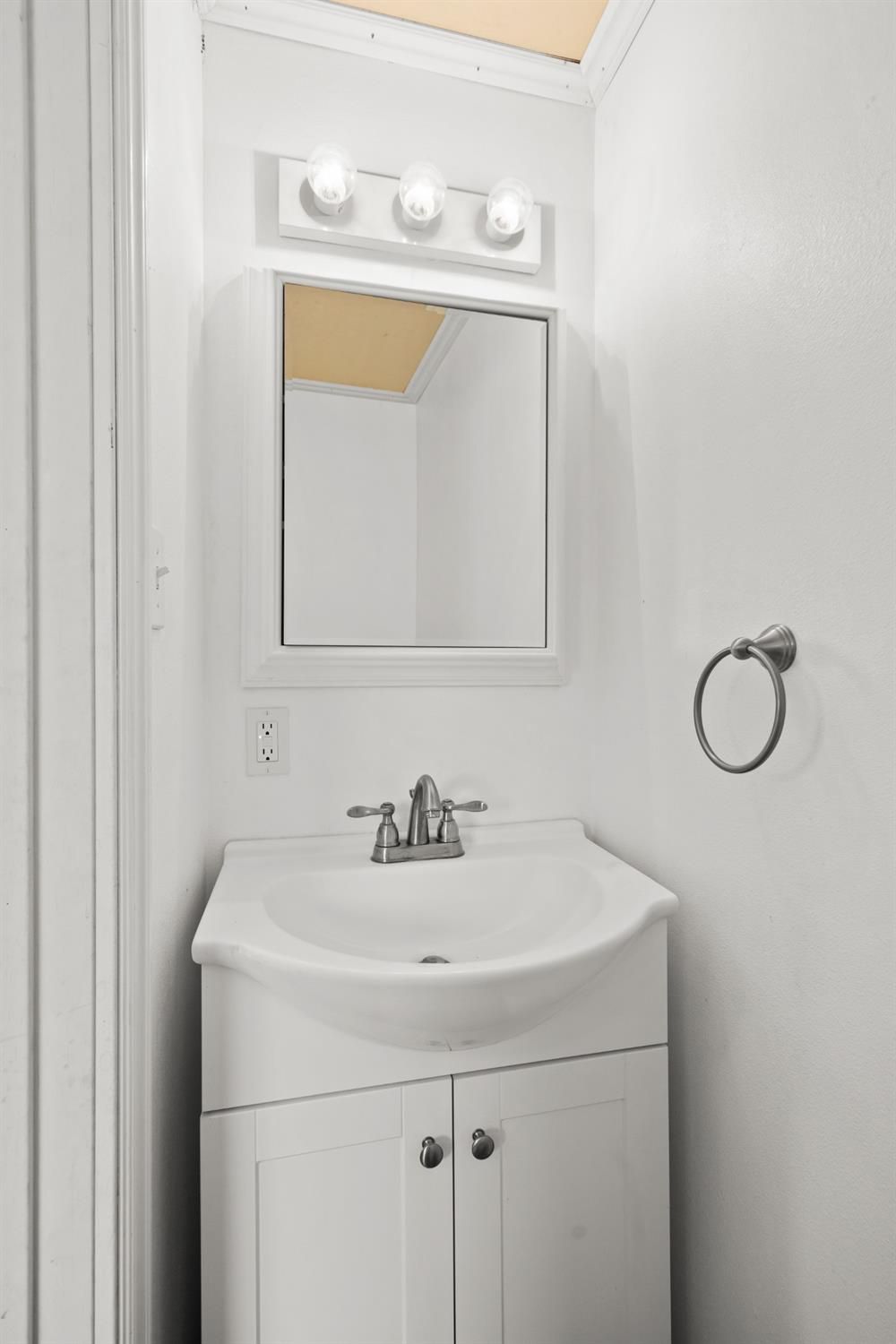 272 Rockaway Road Oak View, CA 93022 - Photo 15 of 33 a bathroom with a sink and a mirror