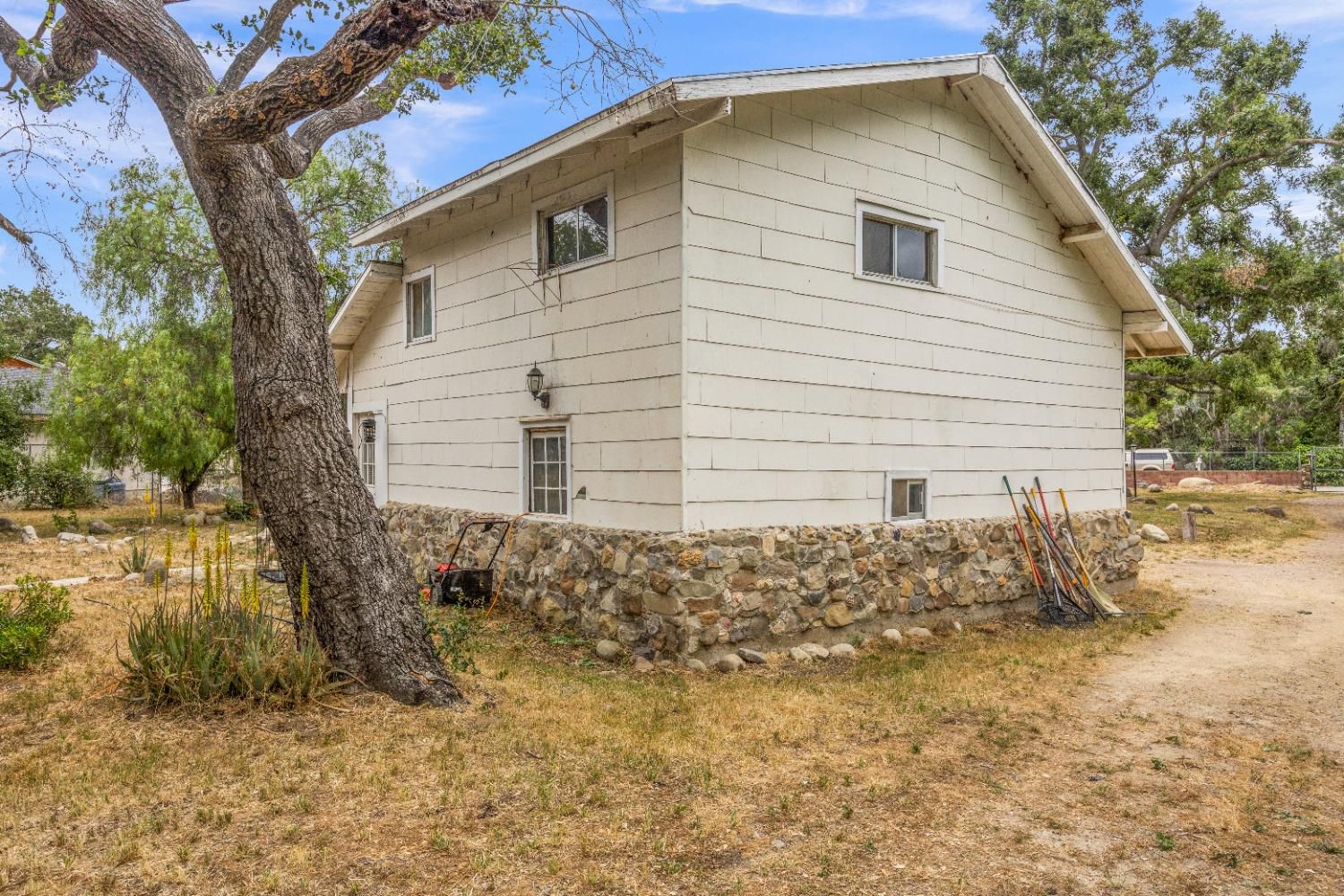 272 Rockaway Road Oak View, CA 93022 - Photo 16 of 33 a view of a backyard