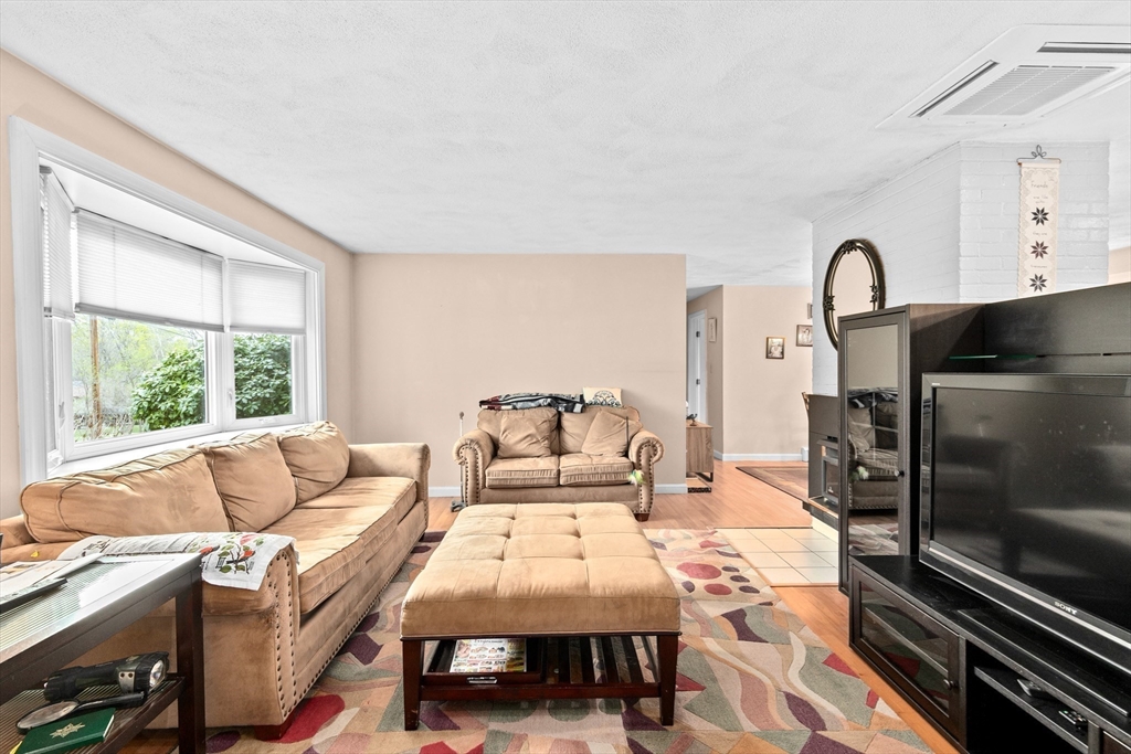 28 Paxton Road Framingham, MA 01701 - Photo 5 of 35 Gallery Image 5
