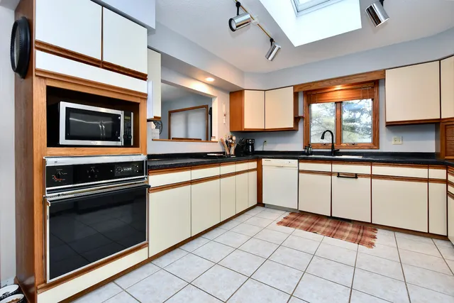 $423,900 | 386 Pleasant Hill Drive, Winona, MN 55987