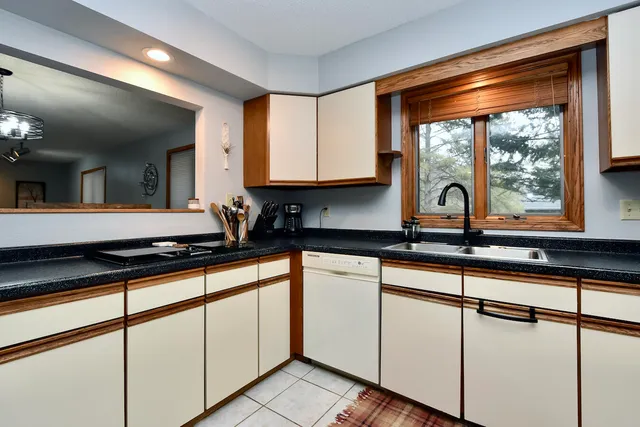 $423,900 | 386 Pleasant Hill Drive, Winona, MN 55987