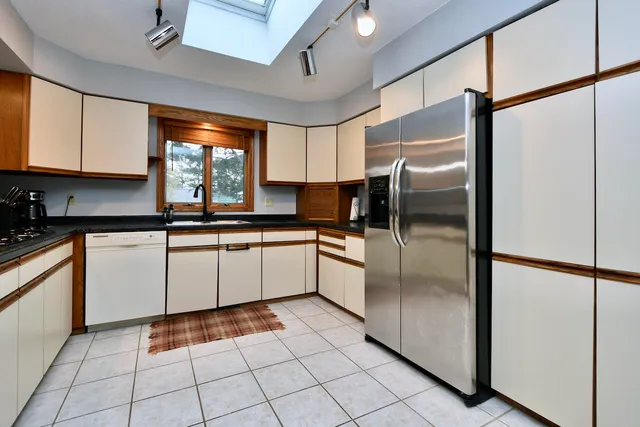 $423,900 | 386 Pleasant Hill Drive, Winona, MN 55987