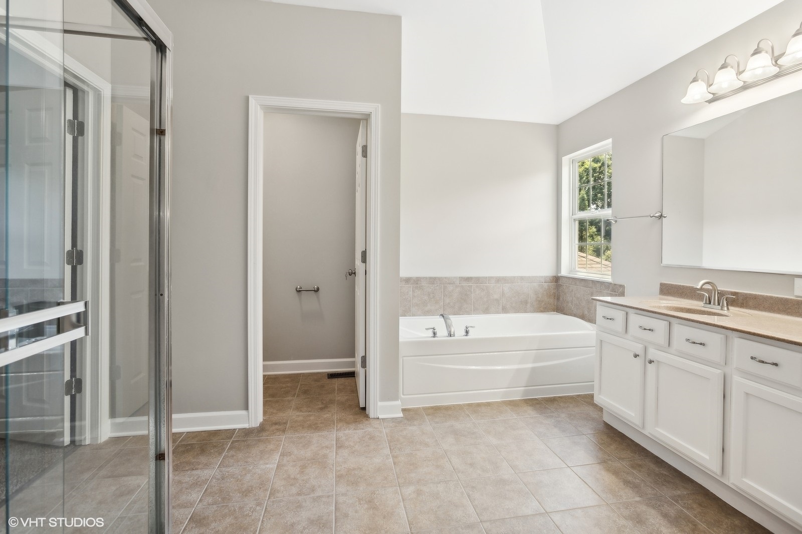 1489 Fox Path Lane Hoffman Estates, IL 60192 - Photo 14 of 27 a spacious bathroom with a tub sink and mirror