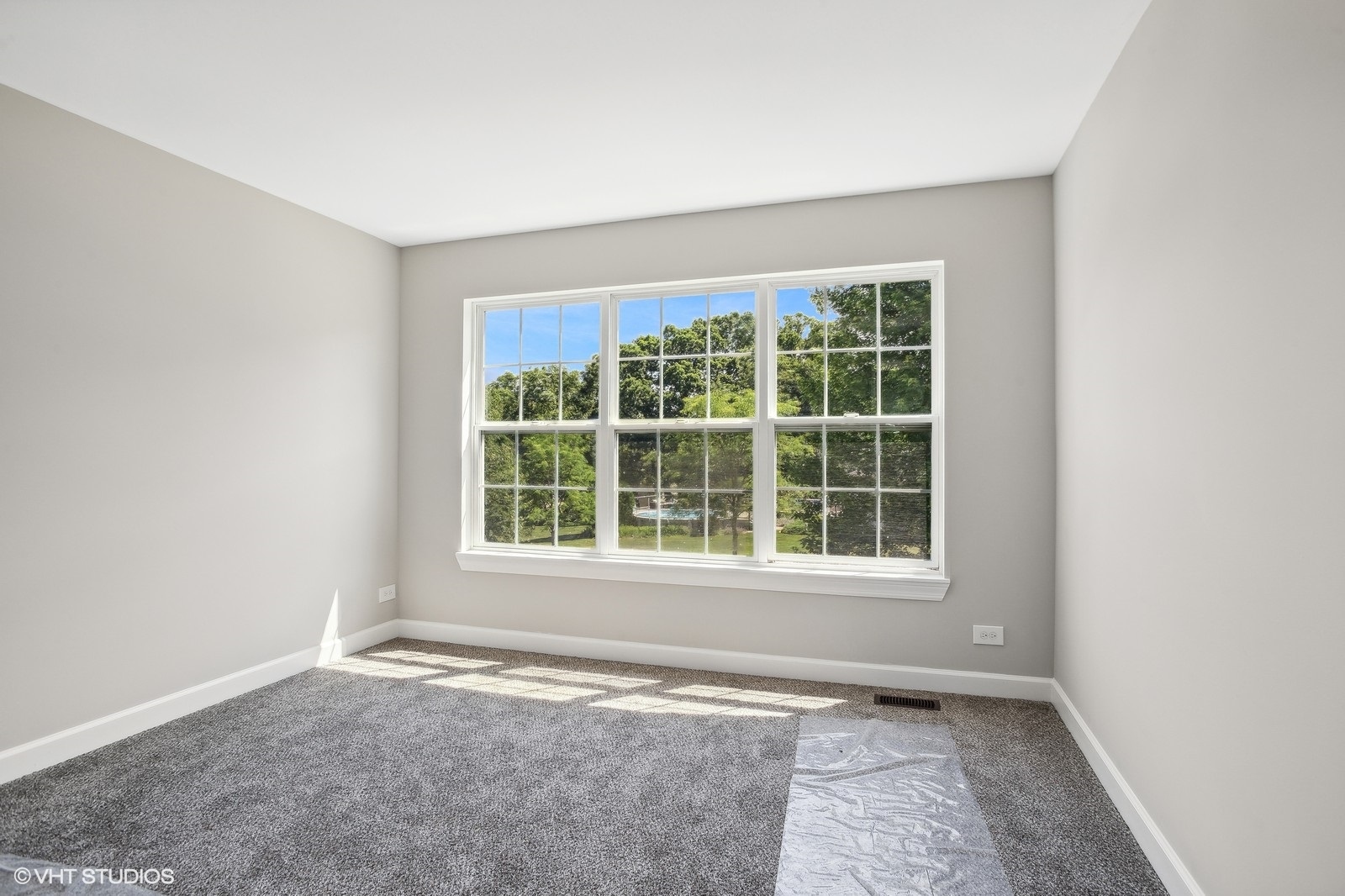 1489 Fox Path Lane Hoffman Estates, IL 60192 - Photo 16 of 27 an empty room with a window