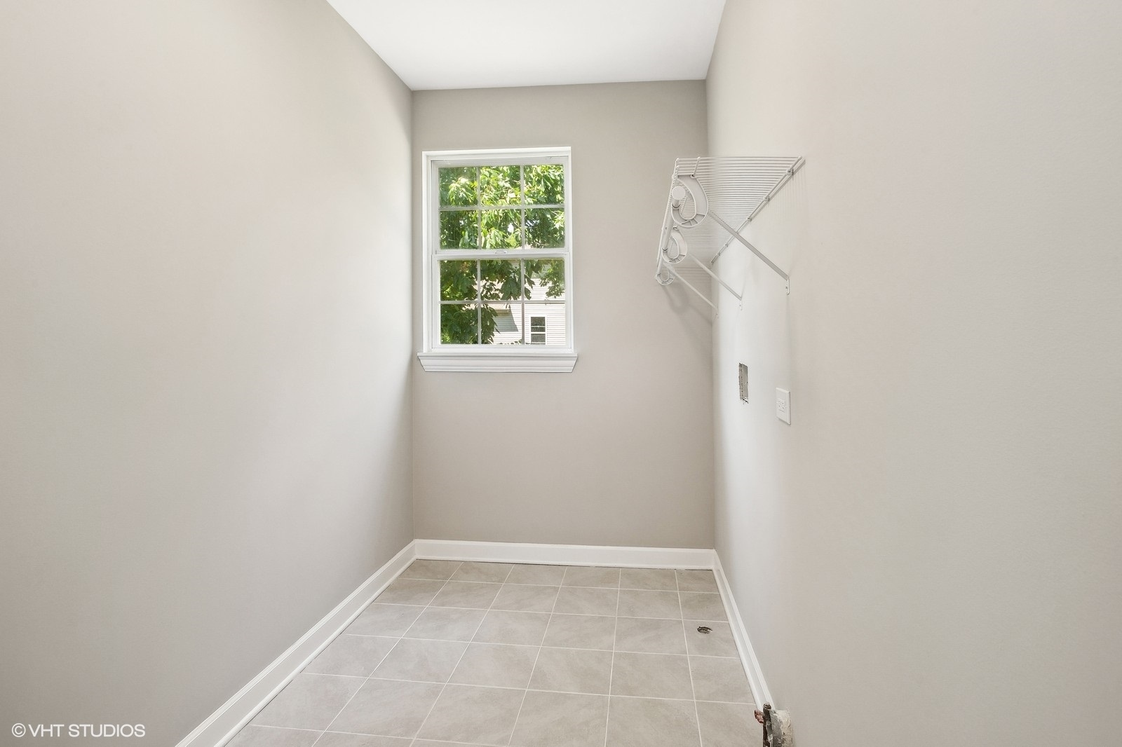 1489 Fox Path Lane Hoffman Estates, IL 60192 - Photo 21 of 27 an empty room with a window