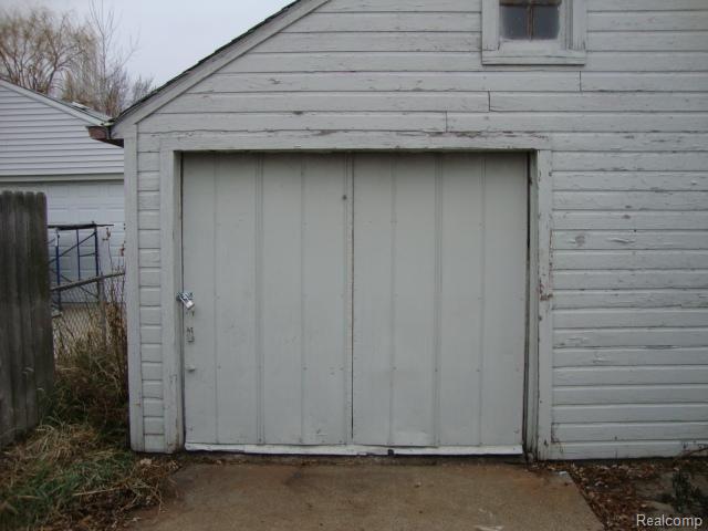 8665 Stephens Road Center Line, MI 48015 - Photo 3 of 14 003