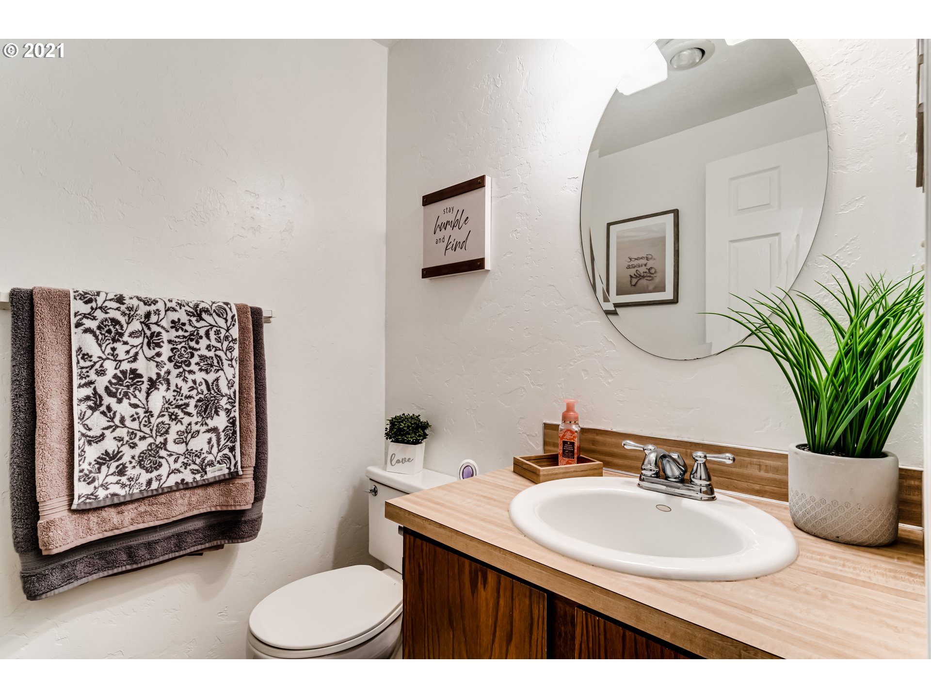 146 South 63rd Street Springfield, OR 97478 - Photo 23 of 27 a bathroom with a sink mirror and vanity