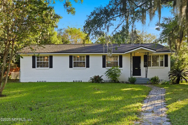 a view of a house with a yard
