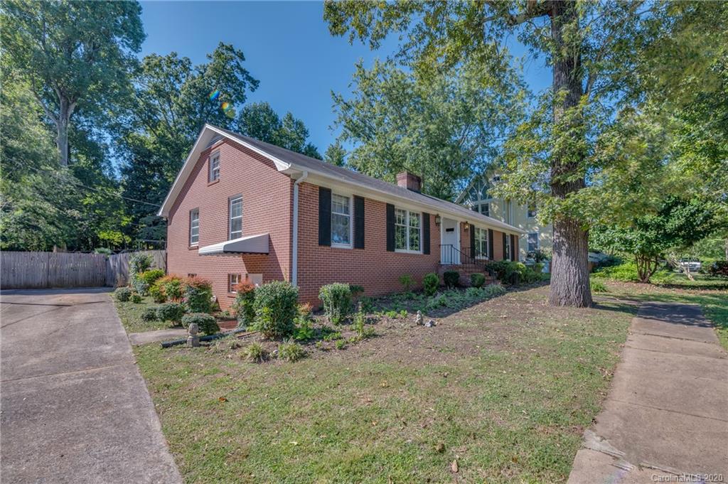190 South Ridgecrest Street Rutherfordton, NC 28139 - Photo 2 of 26 a front view of a house with garden