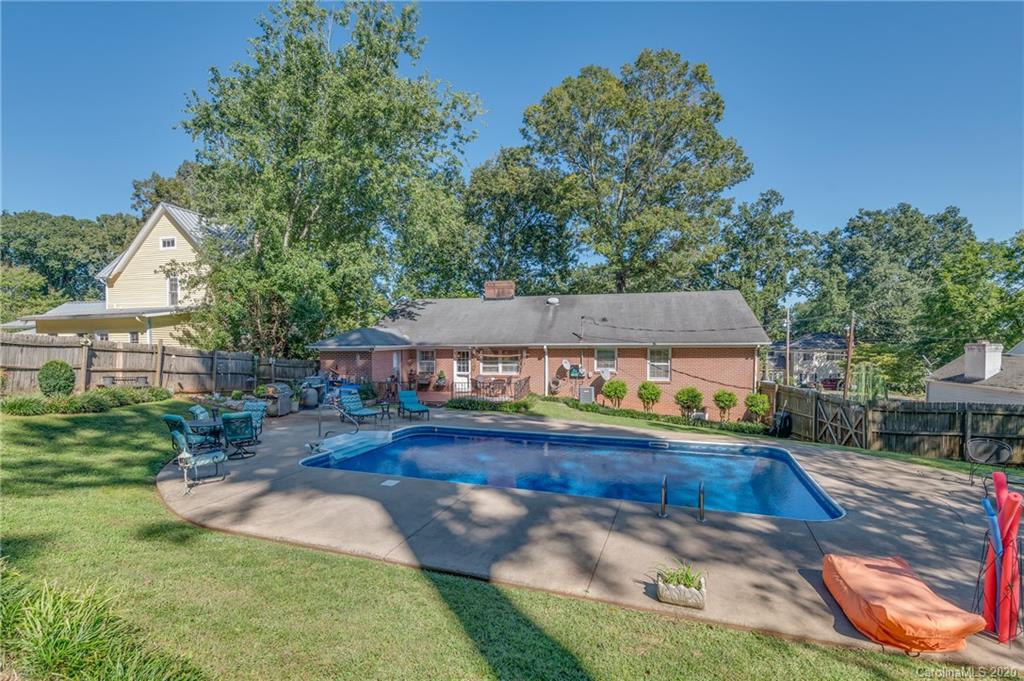190 South Ridgecrest Street Rutherfordton, NC 28139 - Photo 5 of 26 a view of a house with a yard