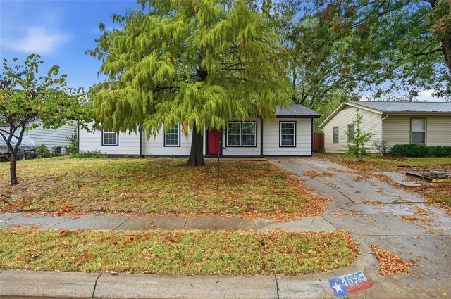 a house view with a outdoor space