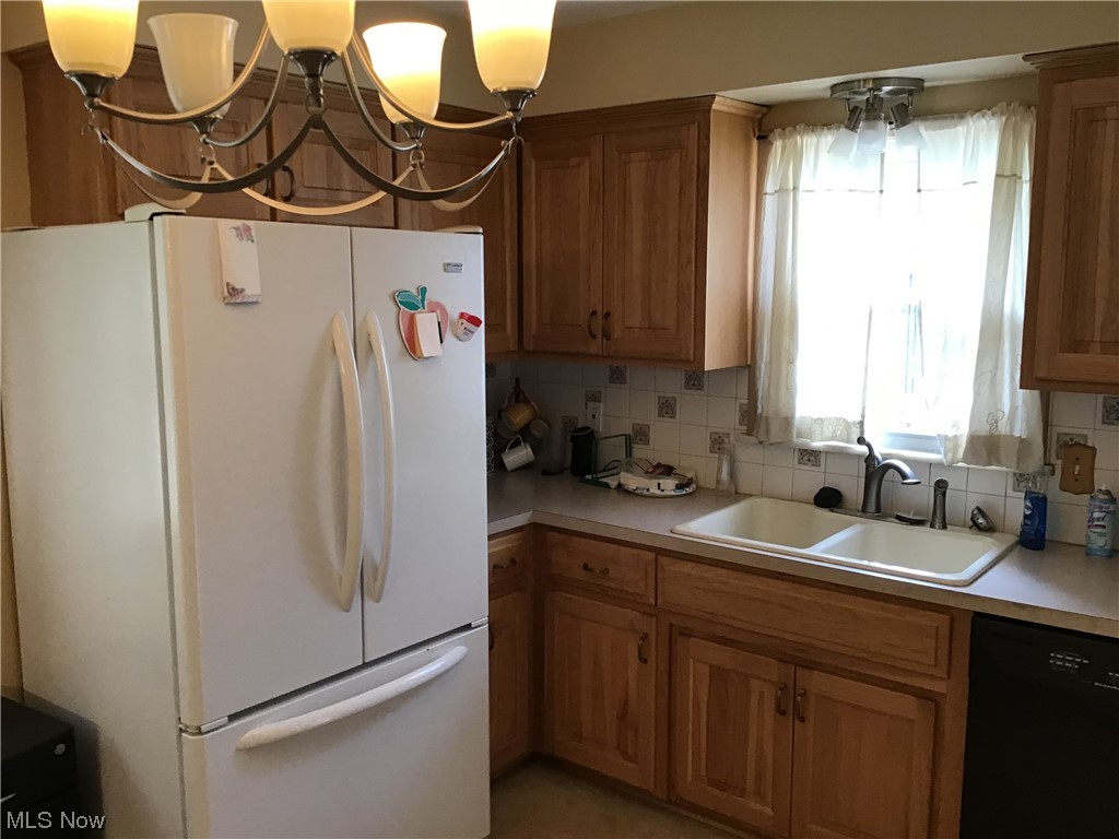 1155 Monarch Road Cleveland, OH 44121 - Photo 4 of 34