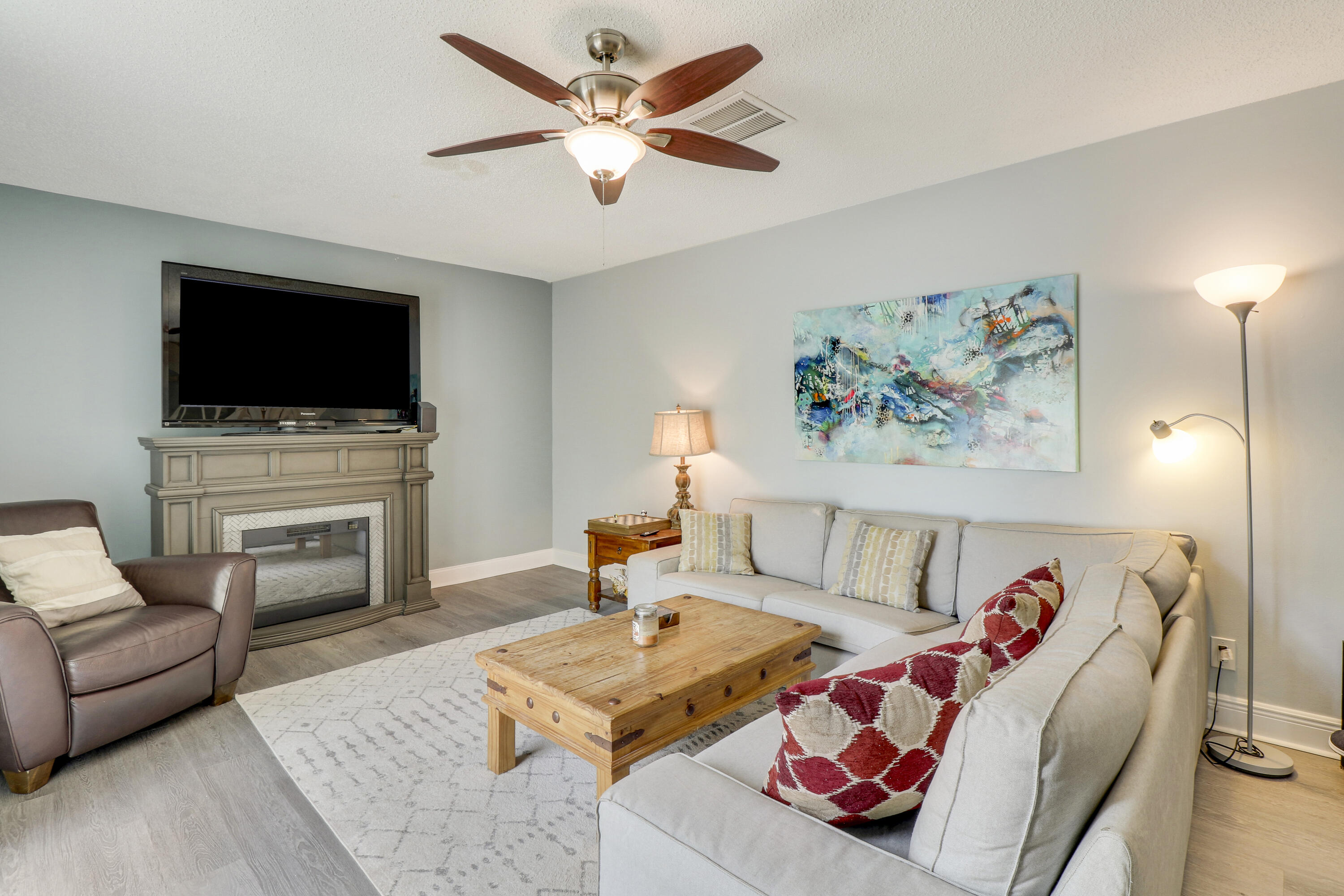 141 East Riverside Drive, Unit 9B Jupiter, FL 33469 - Photo 4 of 23 Living room 3