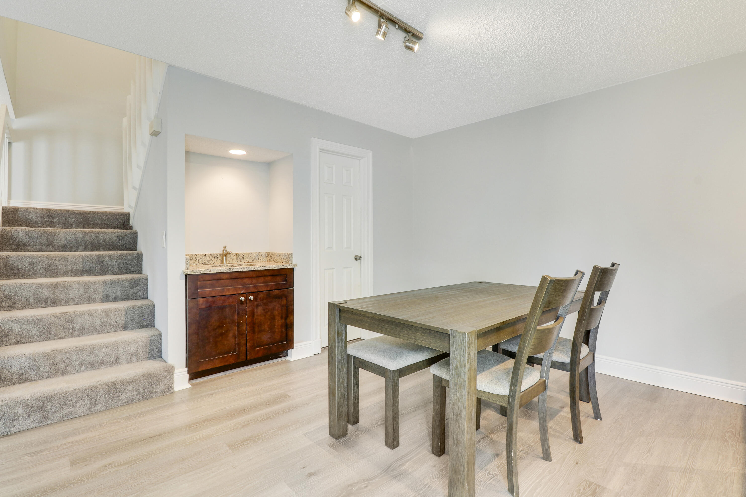 141 East Riverside Drive, Unit 9B Jupiter, FL 33469 - Photo 7 of 23 House4-7