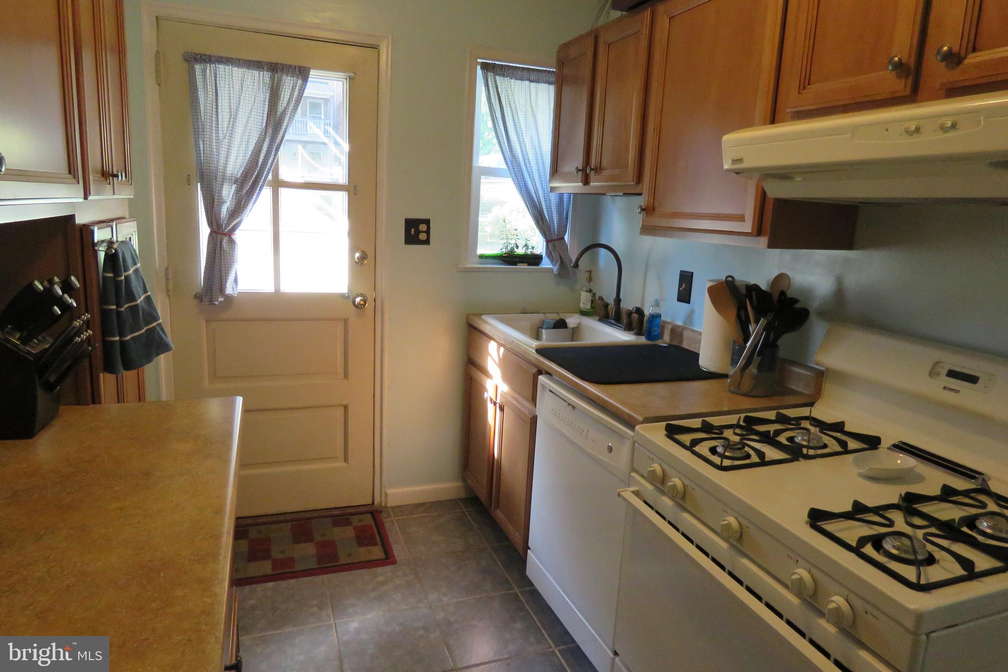 422 Sycamore Road Reading, PA 19611 - Photo 5 of 11
