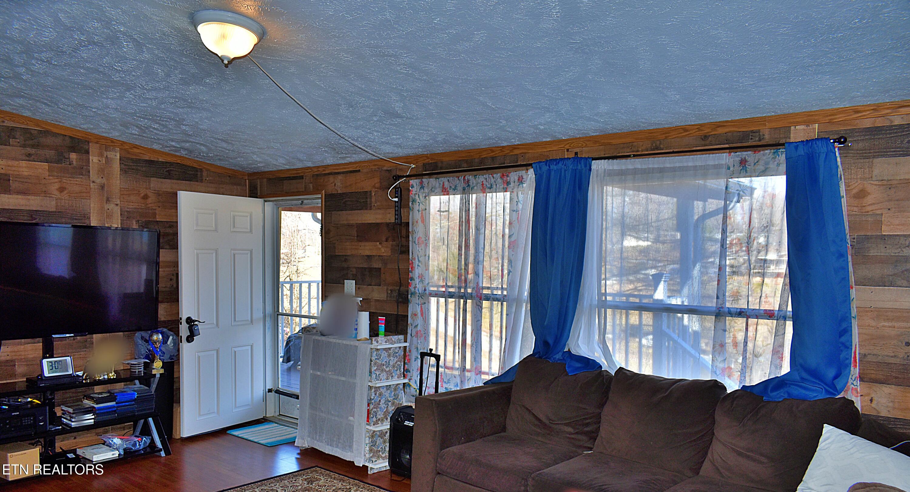 223 Beamer Road Tazewell, TN 37879 - Photo 2 of 26 Living Room