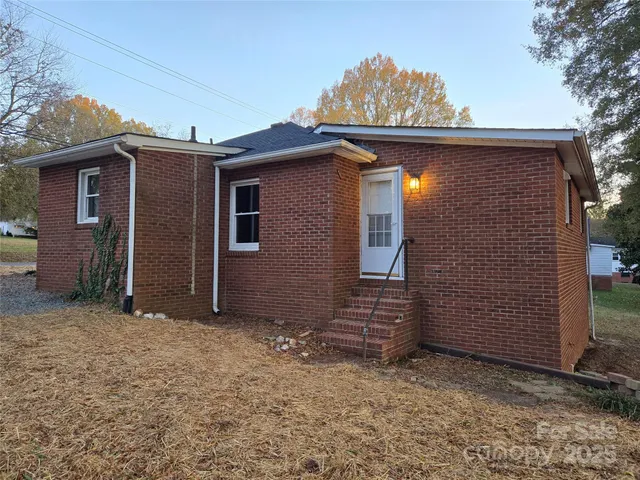 a view of backyard of house