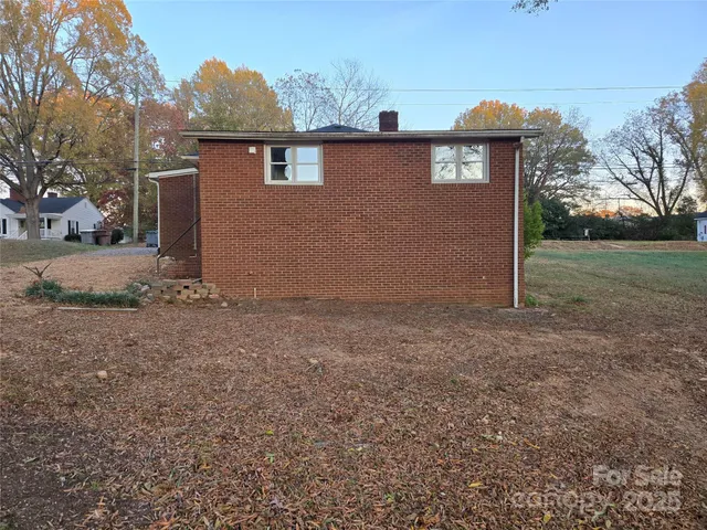 a view of a house with a backyard