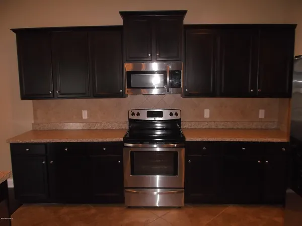 $2,450 | 274 Southwest Plantation Drive, Maple Hill, NC 28454