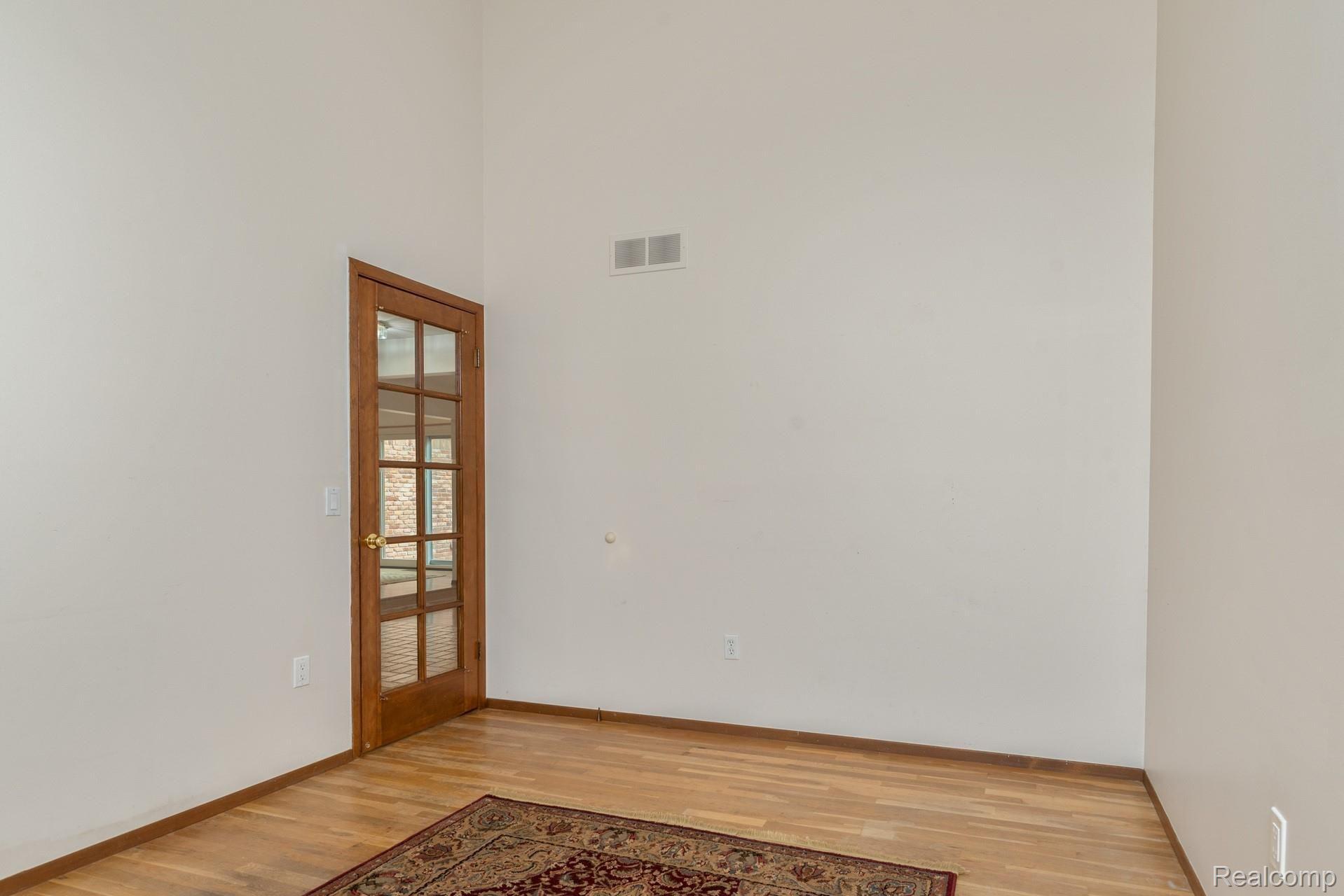 887 Ten Point Drive Rochester, MI 48309 - Photo 18 of 39 015-photo--7342918.jpg