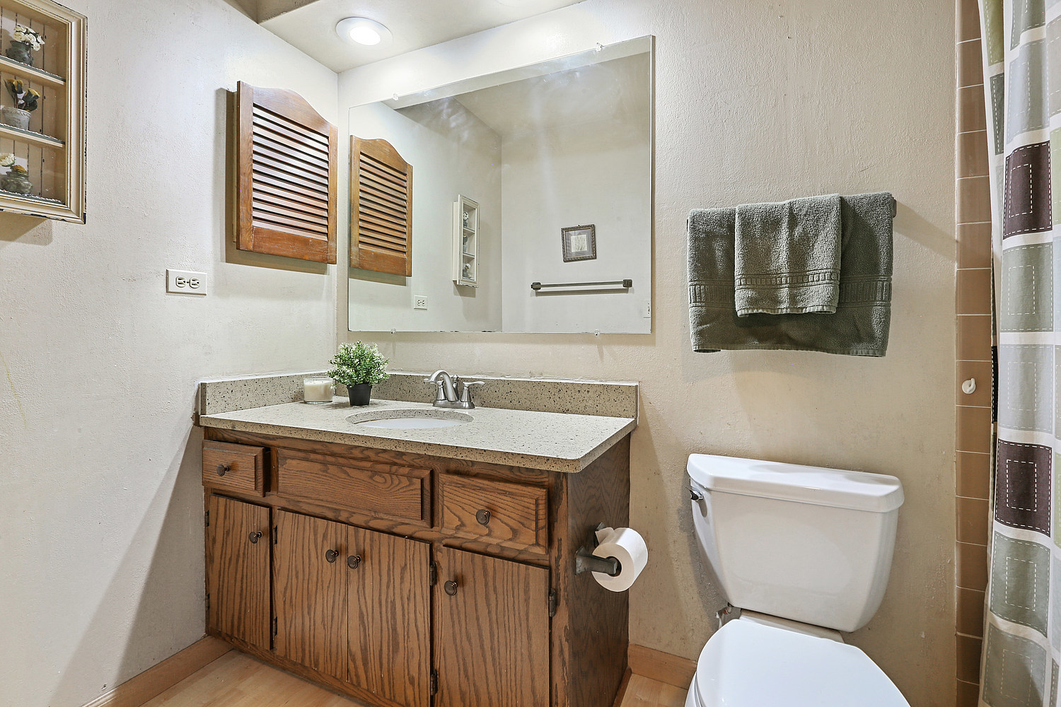 3582 Ronald Road Crete, IL 60417 - Photo 12 of 16 a bathroom with a toilet a sink and mirror