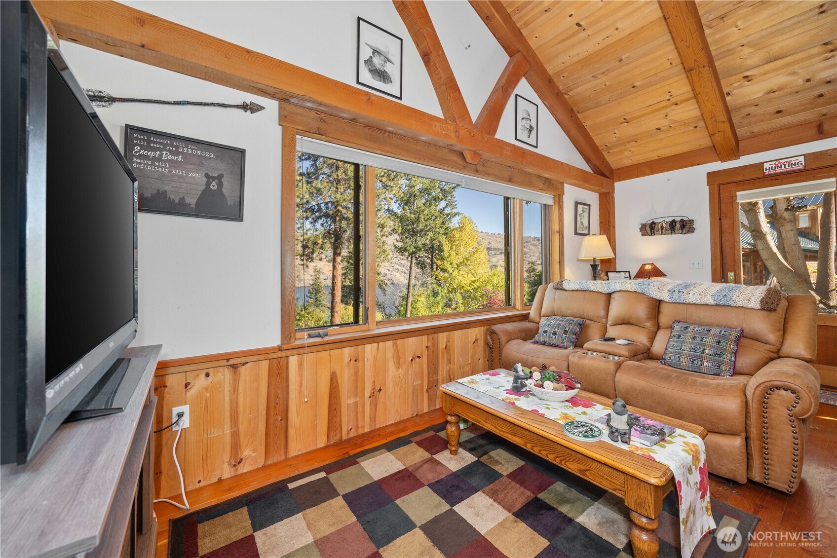 16495 South Lakeshore Road Chelan, WA 98816 - Photo 28 of 40 a living room with furniture and a large window