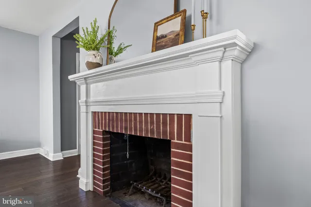 a close view of a fireplace in a room