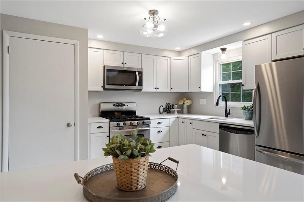 105 Cherrytree Road Carnegie, PA 15106 - Photo 11 of 23 Gallery Image 11