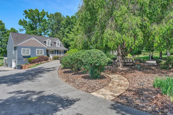$889,000 | 201 Spyglass Lane, Huddleston, VA 24104