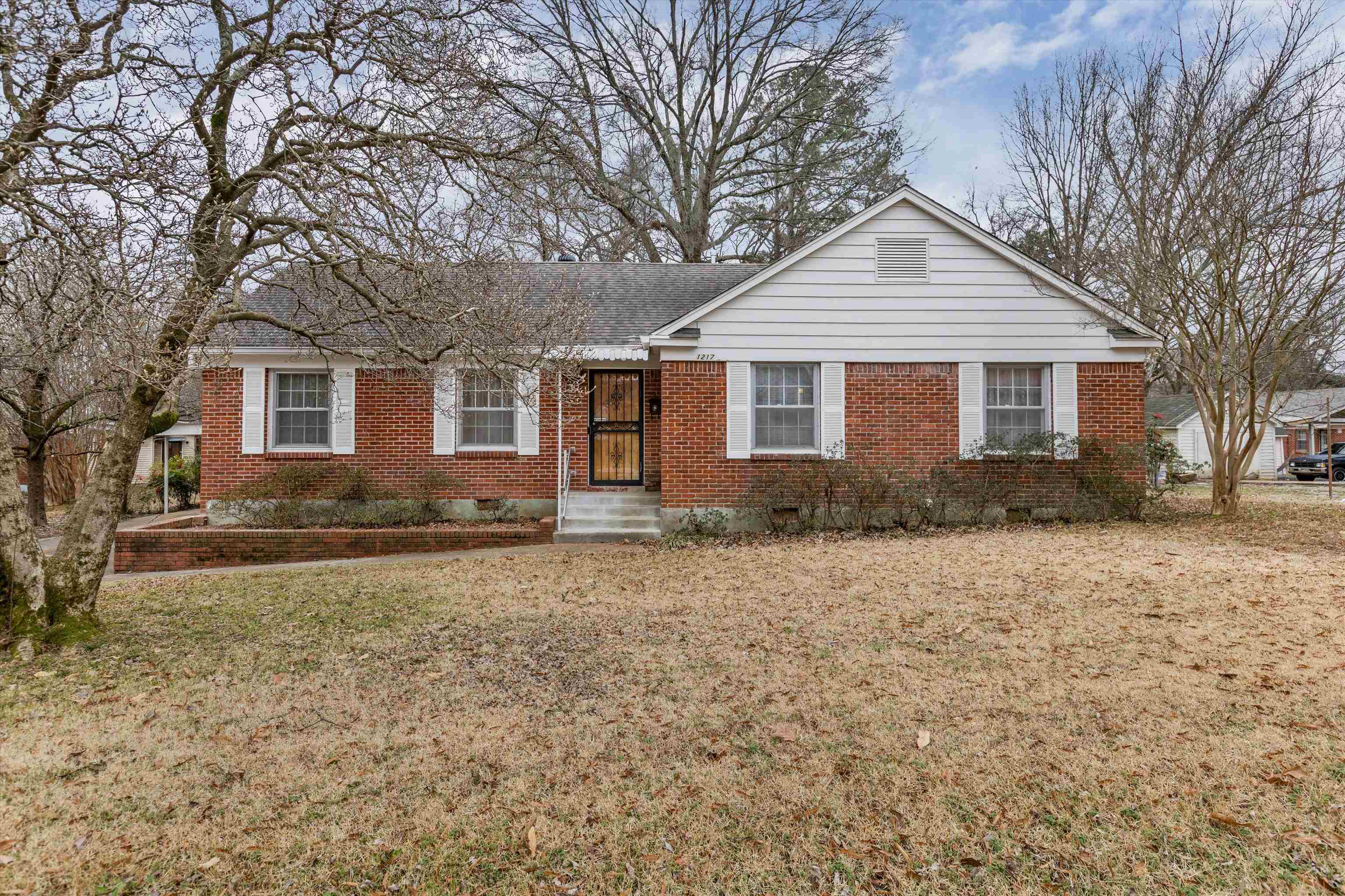 1217 Vaughn Road Memphis, TN 38122 - Photo 1 of 27 a front view of a house with a yard