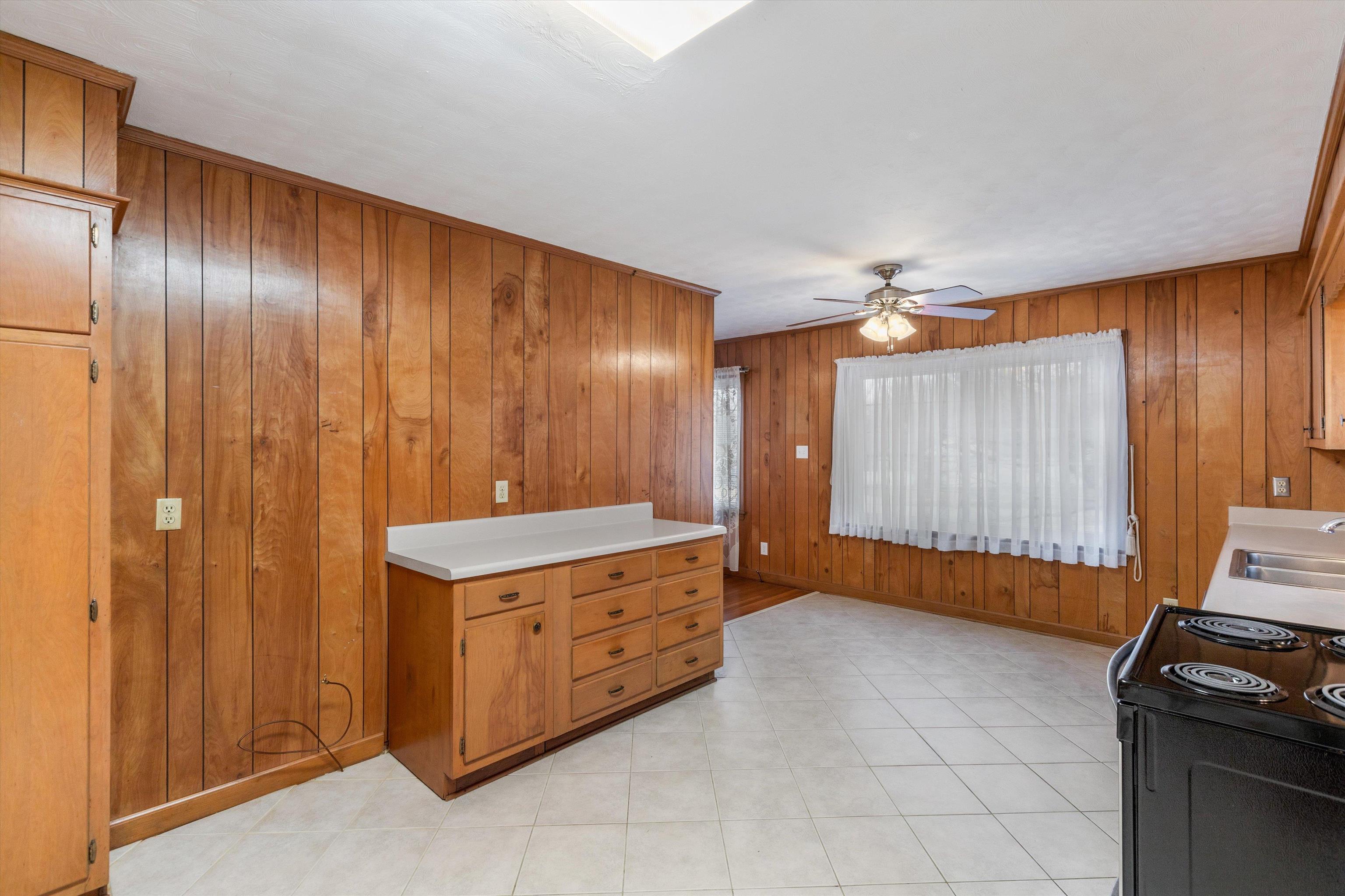1217 Vaughn Road Memphis, TN 38122 - Photo 12 of 27 a view of an empty room and window