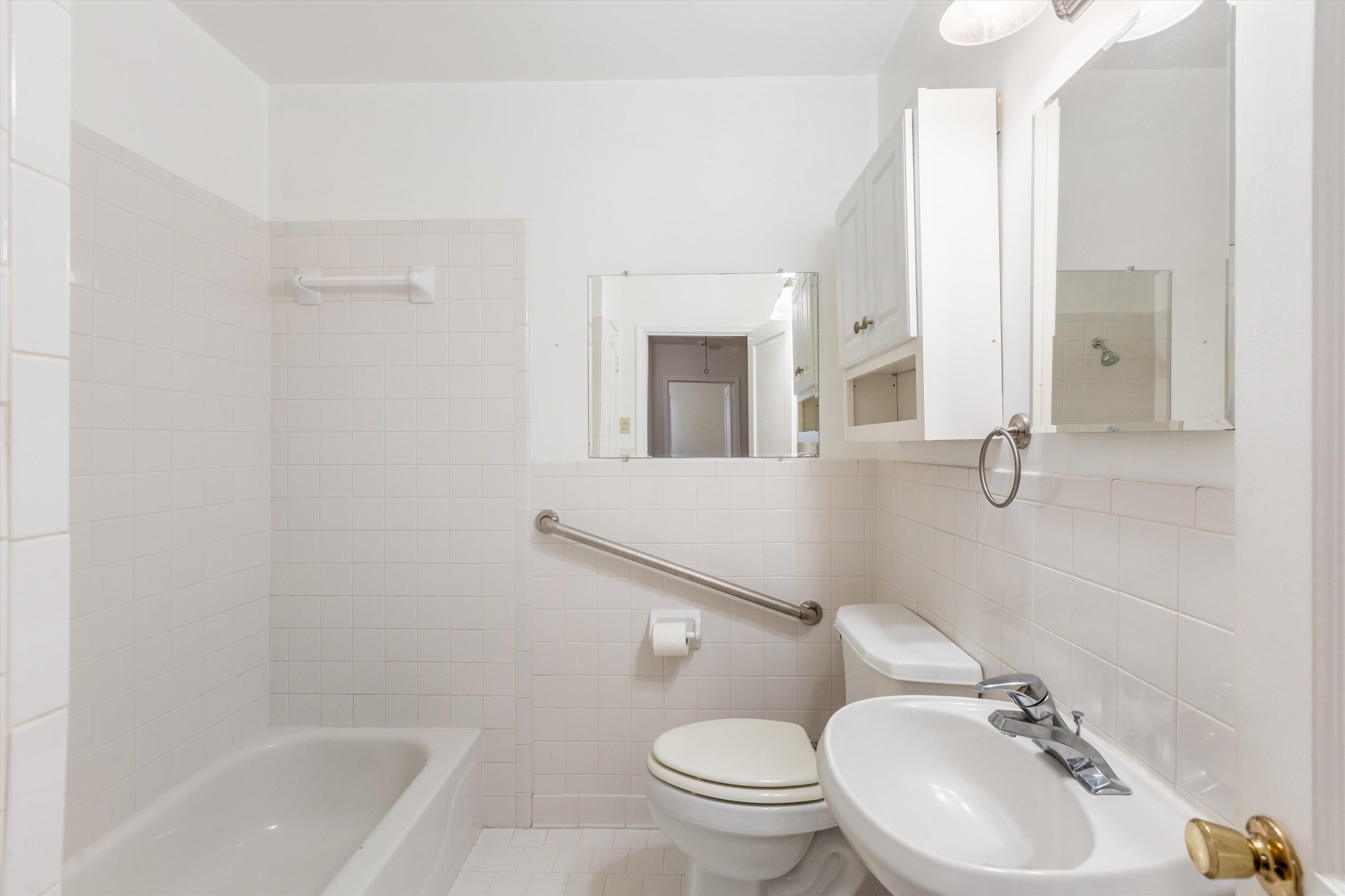 1217 Vaughn Road Memphis, TN 38122 - Photo 21 of 27 a bathroom with a sink a toilet and shower