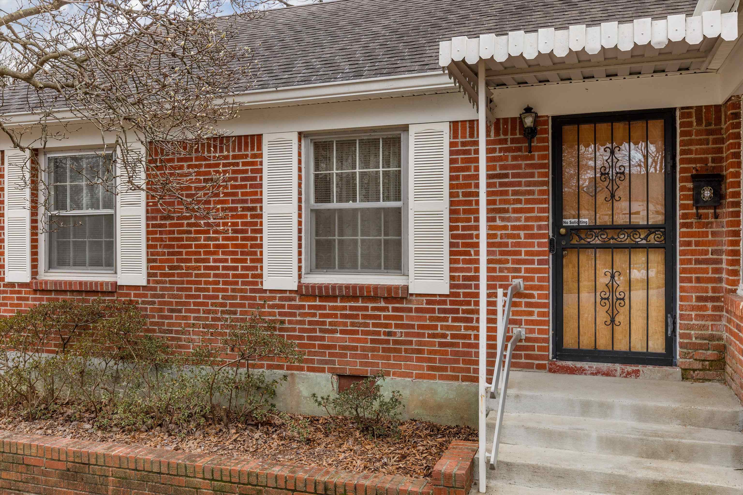 1217 Vaughn Road Memphis, TN 38122 - Photo 25 of 27 a front view of a house with a yard