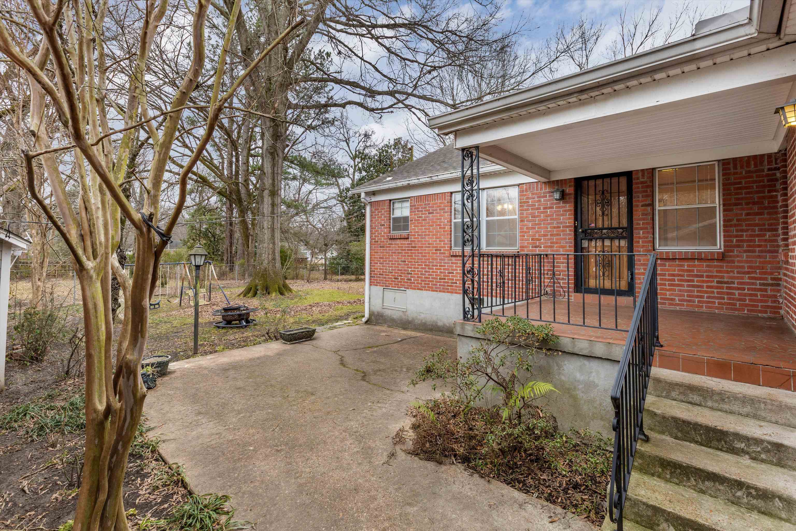 1217 Vaughn Road Memphis, TN 38122 - Photo 26 of 27 a view of a house with a tree in the background