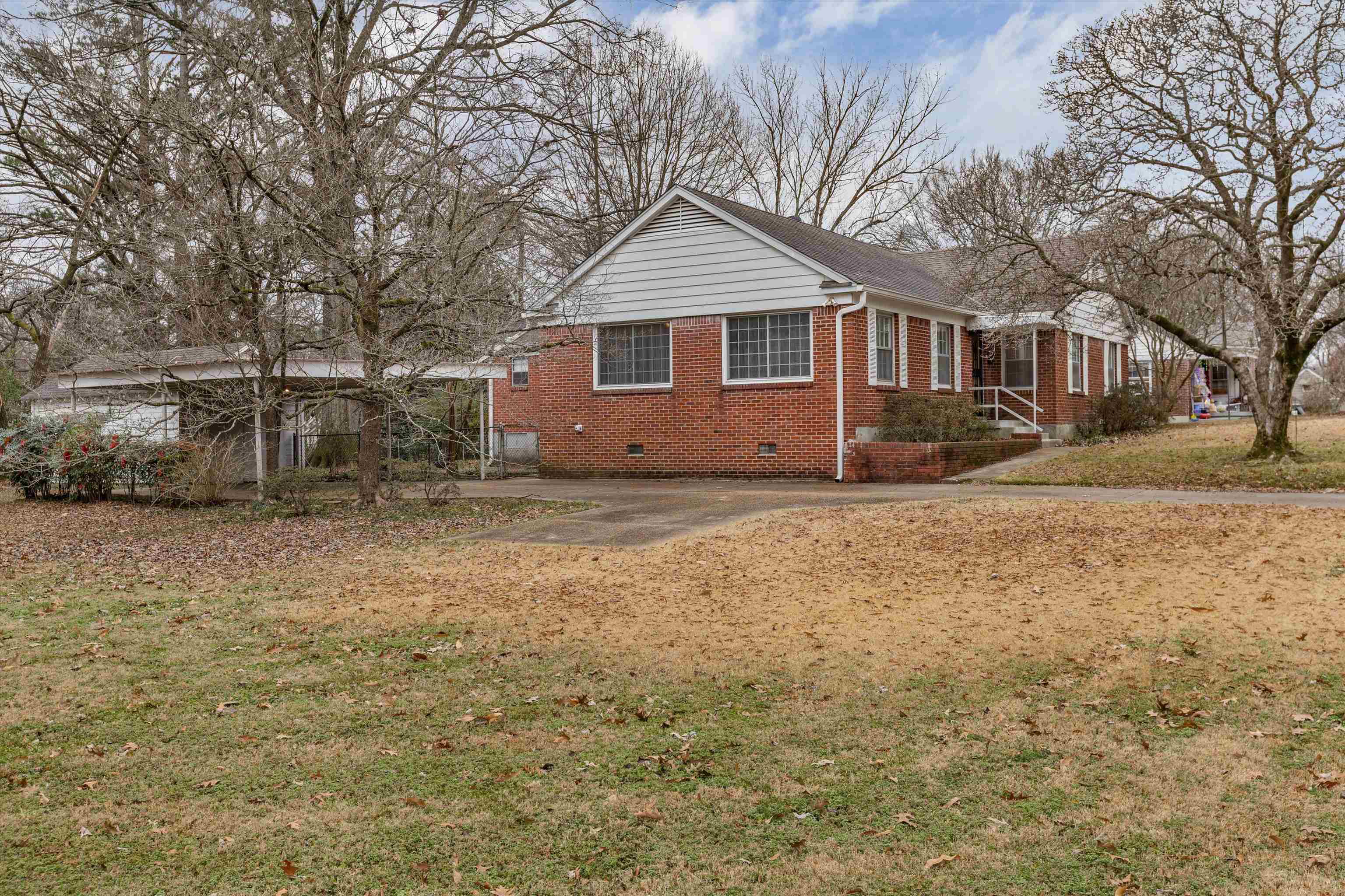 1217 Vaughn Road Memphis, TN 38122 - Photo 3 of 27 a front view of a house with a yard