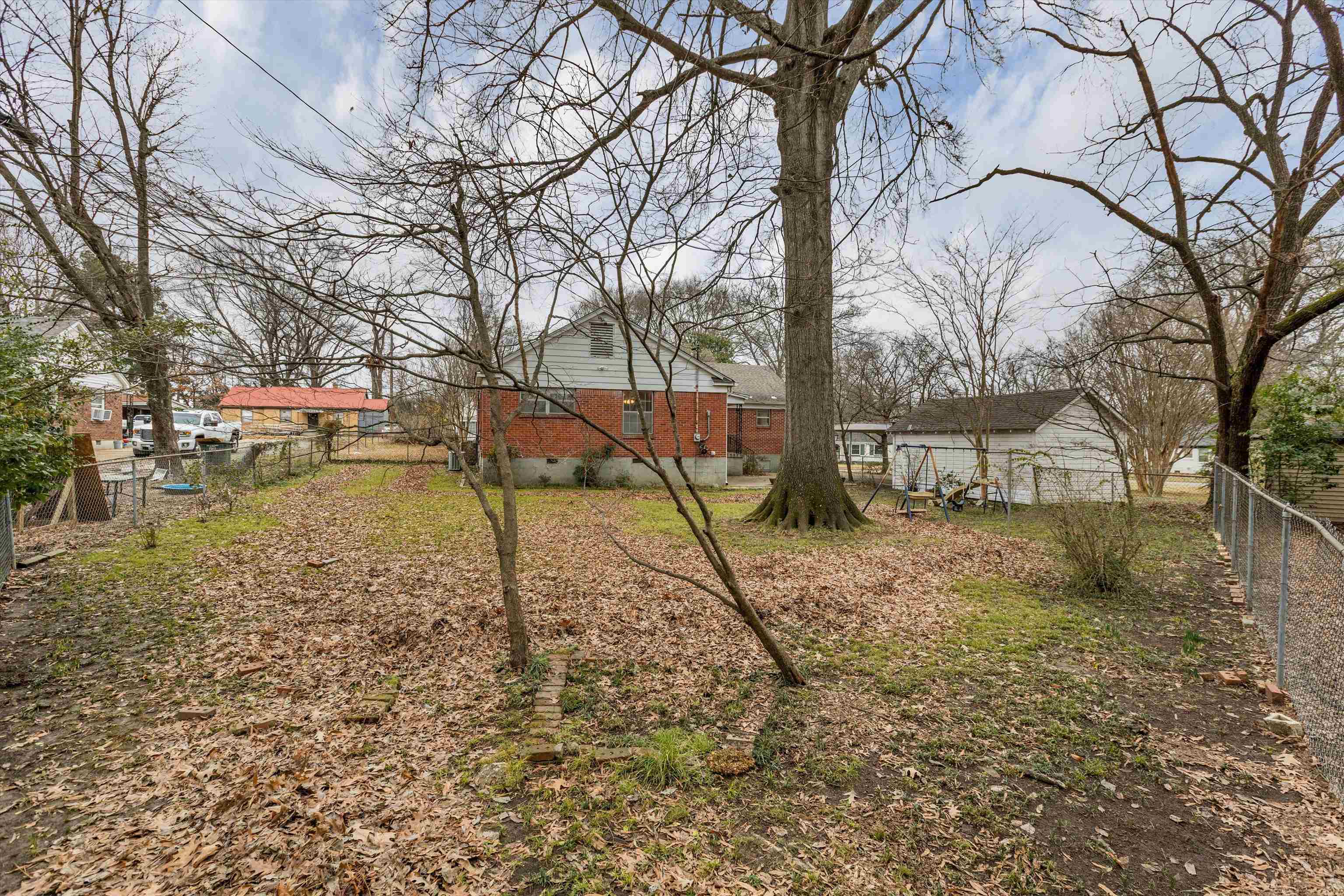 1217 Vaughn Road Memphis, TN 38122 - Photo 5 of 27 a backyard of a house with lots of green space