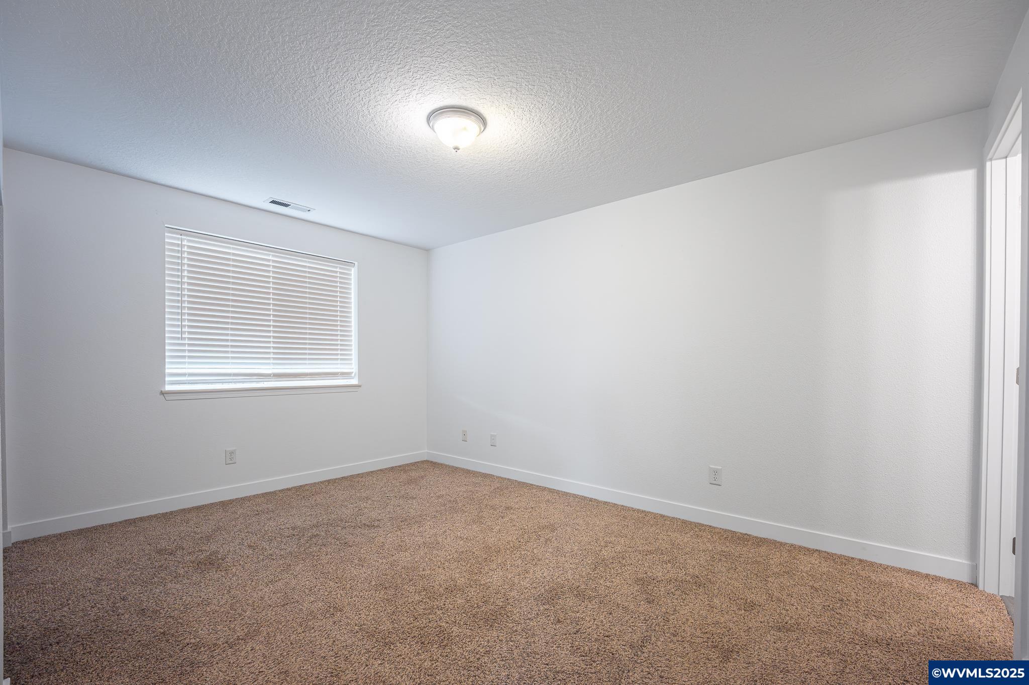 1467 South 7th Street Independence, OR 97351 - Photo 19 of 31 an empty room with a window