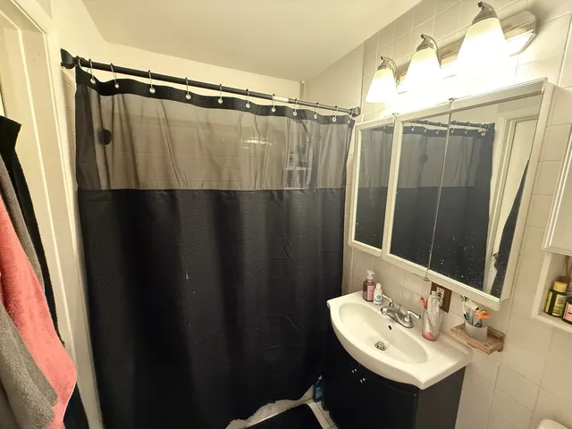 $179,900 | 8936 Northshore Drive, Unit 104D, Des Plaines, IL 60016