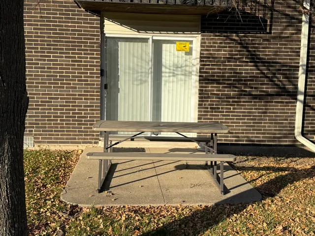 $179,900 | 8936 Northshore Drive, Unit 104D, Des Plaines, IL 60016