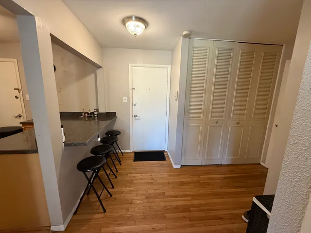 $179,900 | 8936 Northshore Drive, Unit 104D, Des Plaines, IL 60016