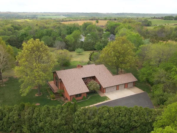 $625,000 | 405 Country Club Road, Arkansas City, KS 67005