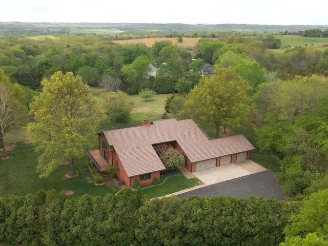 $625,000 | 405 Country Club Road, Arkansas City, KS 67005