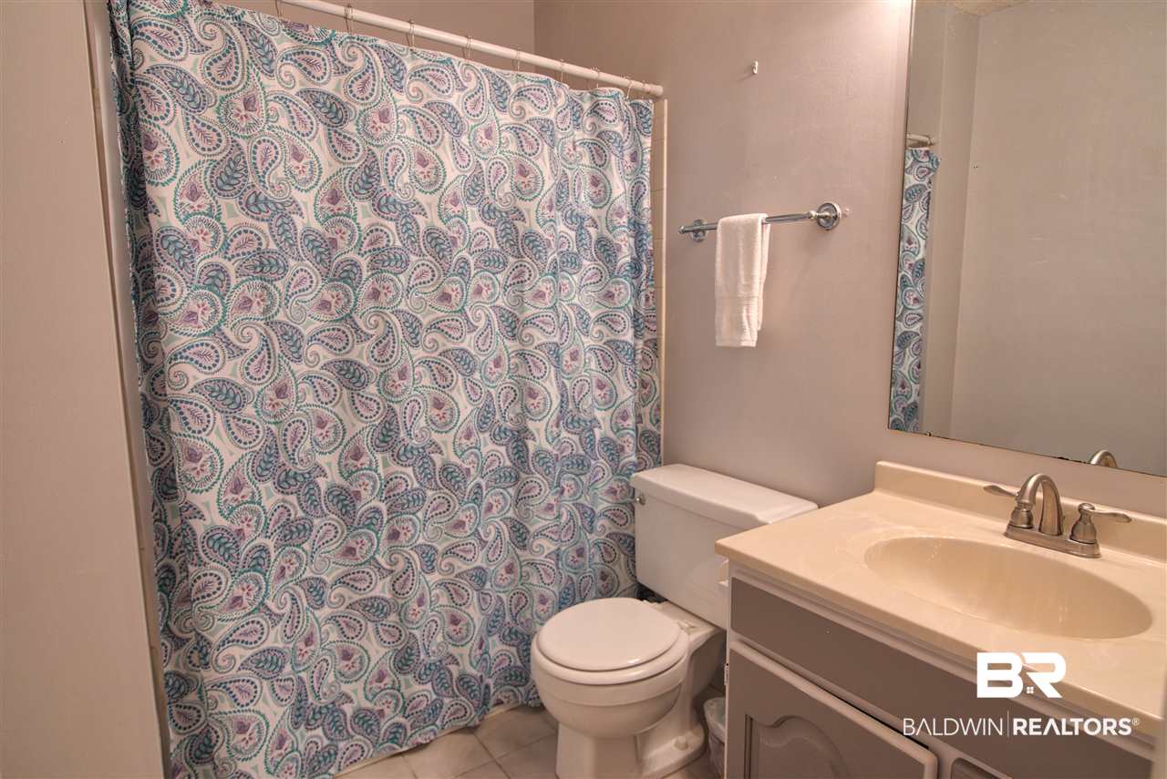 7450 Oak Drive Foley, AL 36535 - Photo 23 of 31 Guest Bathroom
