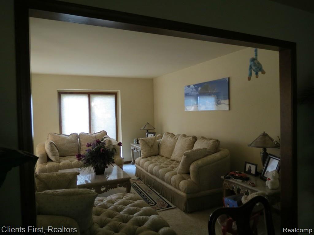 19342 Gill Road Livonia, MI 48152 - Photo 4 of 10 IMG_0463.jpg