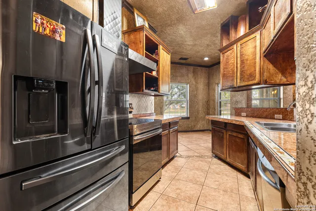 $595,000 | 424 Homecrest Drive, La Vernia, TX 78121