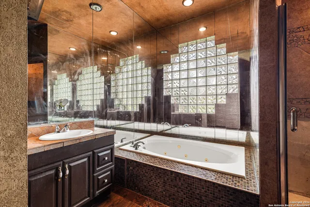 $595,000 | 424 Homecrest Drive, La Vernia, TX 78121