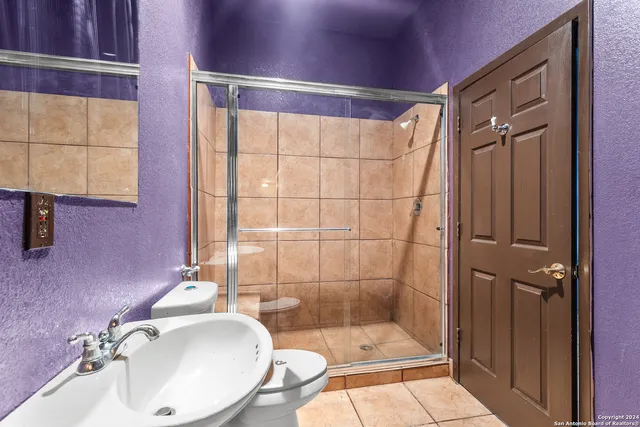 $595,000 | 424 Homecrest Drive, La Vernia, TX 78121