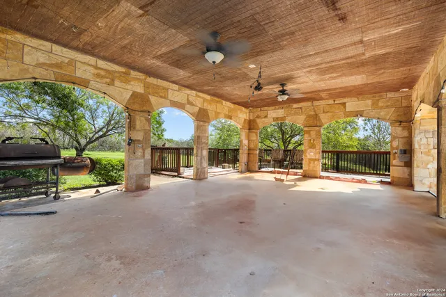 $595,000 | 424 Homecrest Drive, La Vernia, TX 78121